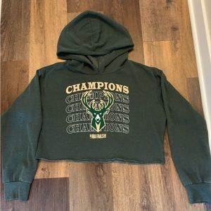 Milwaukee Bucks Crop Hoodie, Size XL